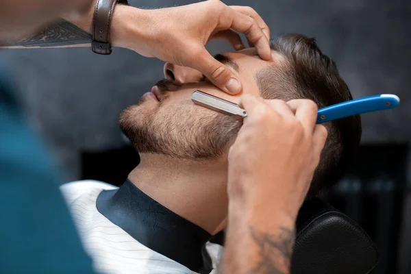 理发店理发师给客人刮胡子 — 图库照片