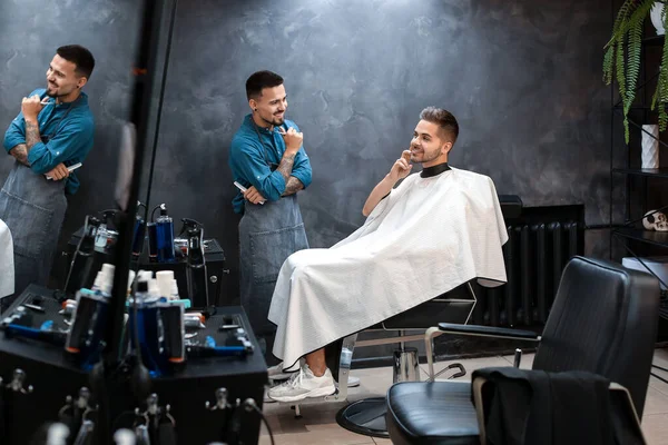 Profesjonalny Fryzjer Pracujący Klientem Salonie Fryzjerskim — Zdjęcie stockowe