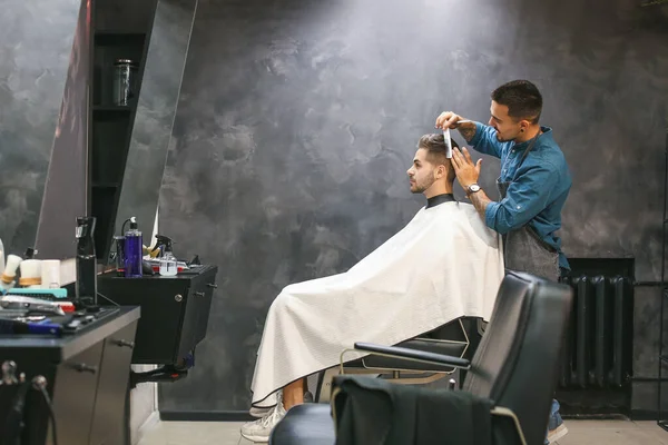 Coiffeur Professionnel Travaillant Avec Client Dans Salon Coiffure — Photo