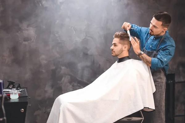 Cabeleireiro Profissional Trabalhando Com Cliente Barbearia — Fotografia de Stock