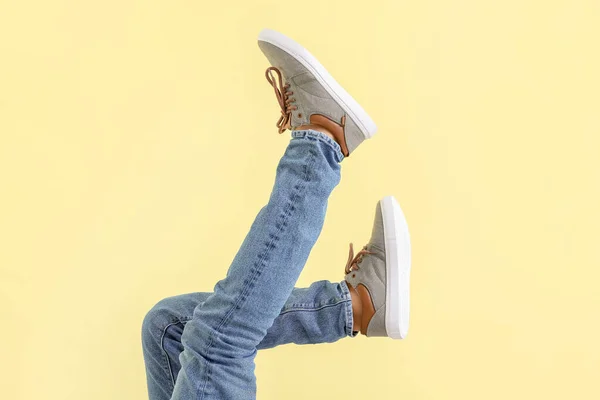 Jeune Homme Dans Des Chaussures Élégantes Sur Fond Couleur — Photo