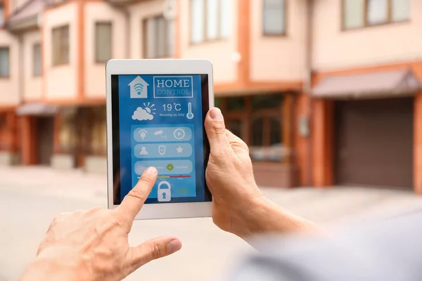 Man Using Application Smart Home Automation Tablet Computer — Stock Photo, Image