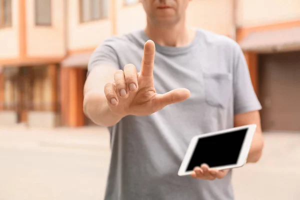 Man Using Tablet Computer Outdoors — Stock Photo, Image