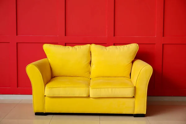 Sofá Elegante Cerca Pared Color Habitación — Foto de Stock