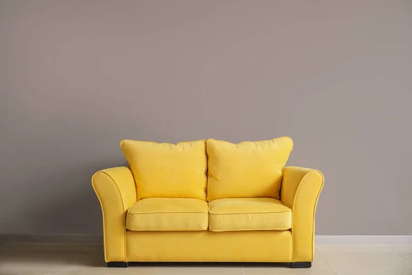 Stilvolles Sofa Der Nähe Der Grauen Wand Zimmer — Stockfoto