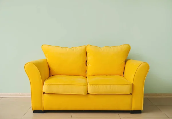 Stilvolles Sofa Der Nähe Von Farbwand Zimmer — Stockfoto