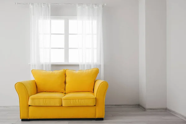 Stilvolles Sofa Der Nähe Des Fensters Zimmer — Stockfoto
