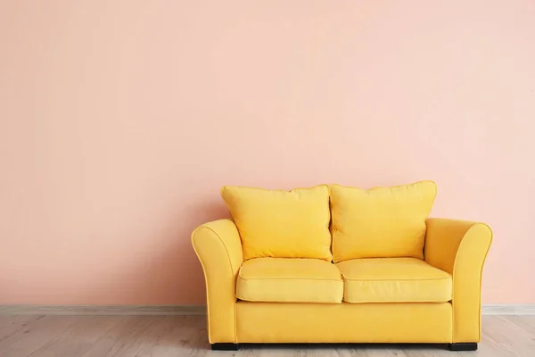 Stylish Sofa Color Wall Room — Stock Photo, Image