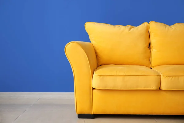 Sofá Elegante Cerca Pared Color Habitación — Foto de Stock