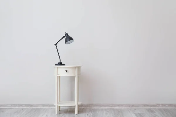 Lampe Auf Stilvollem Tisch Mit Schublade Nahe Weißer Wand Zimmer — Stockfoto