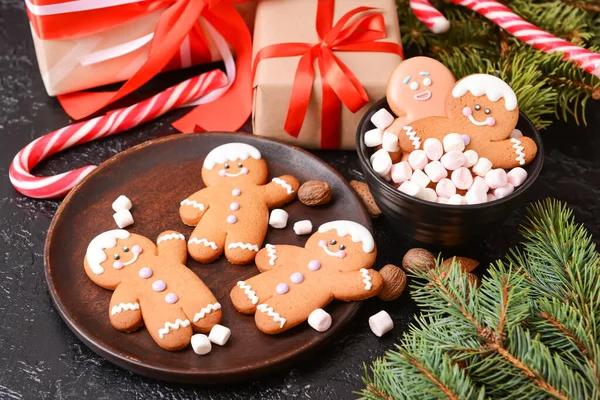 Vánoční Kompozice Perníkovými Sušenkami Dárky Tmavém Pozadí — Stock fotografie