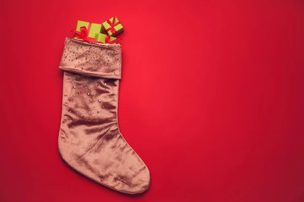 Χριστουγεννιάτικη Κάλτσα Δώρα Στο Φόντο Χρώμα — Φωτογραφία Αρχείου