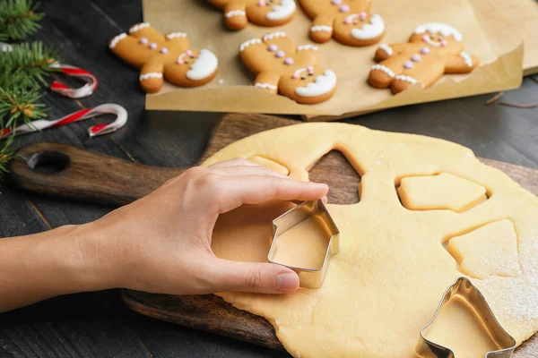 Frau Bereitet Leckere Weihnachtsplätzchen Tisch — Stockfoto