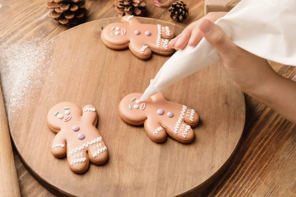 Woman Decorating Christmas Gingerbread Cookies Board — Stock Photo, Image