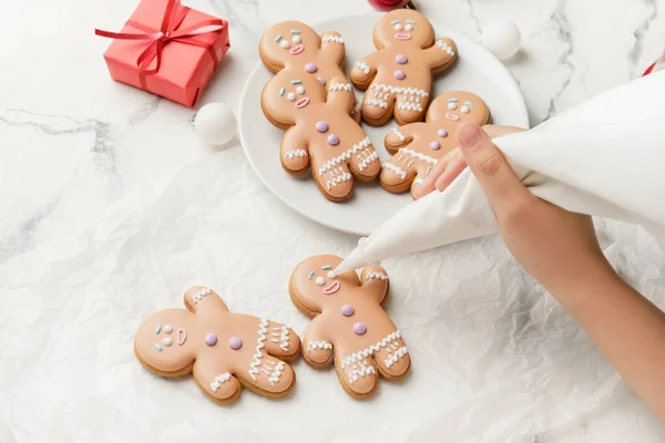 Woman Decorating Christmas Gingerbread Cookies Table — Stock Photo, Image