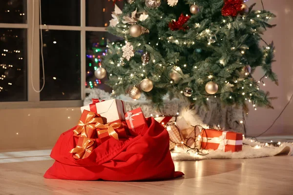 Bolso Santa Con Regalos Hermoso Árbol Navidad Habitación Por Noche —  Fotos de Stock