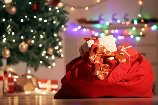 Σάντα Τσάντα Δώρα Στο Δωμάτιο Διακοσμημένα Για Χριστούγεννα Νύχτα — Φωτογραφία Αρχείου