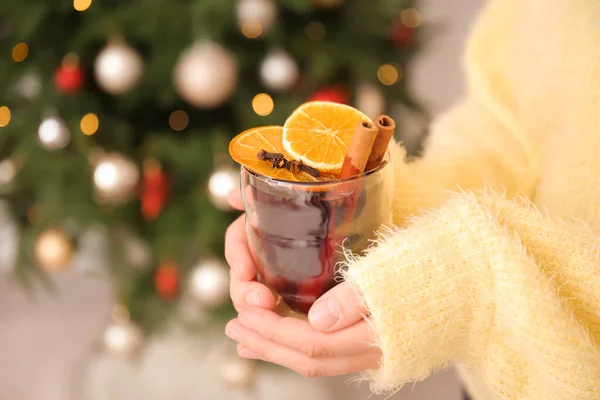 Woman Cup Mulled Wine Room Decorated Christmas Closeup — Stock Photo, Image