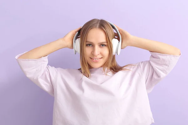 Beautiful Young Woman Listening Music Color Background — Stock Photo, Image
