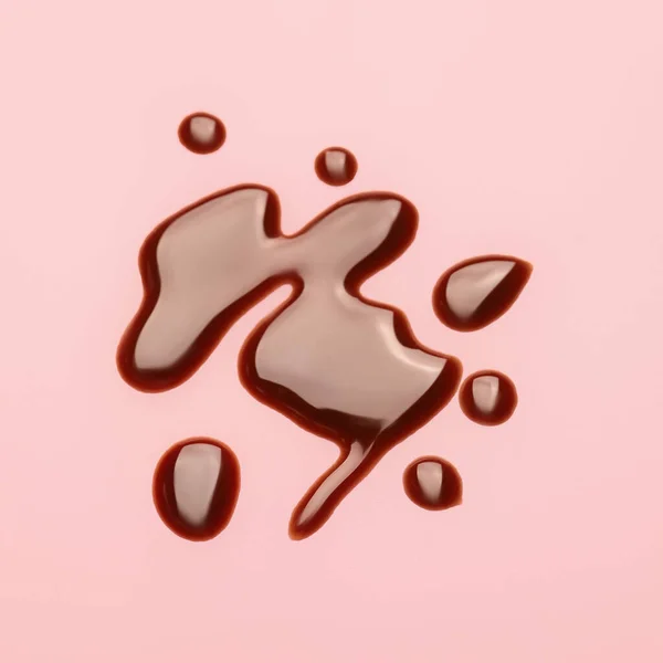 色の背景にこぼれた液体チョコレート — ストック写真