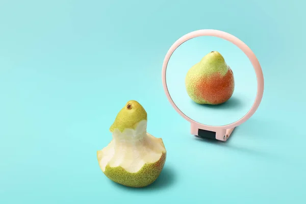 Bitten Pear Looking Its Reflection Mirror Color Background — Stock Photo, Image