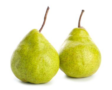 Beyaz zemin üzerinde taze olgun armutlar