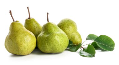 Beyaz zemin üzerinde taze olgun armutlar