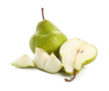 Beyaz zemin üzerinde taze olgun armutlar