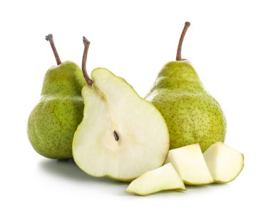 Beyaz zemin üzerinde taze olgun armutlar