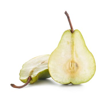 Beyaz zemin üzerinde taze kesilmiş armut