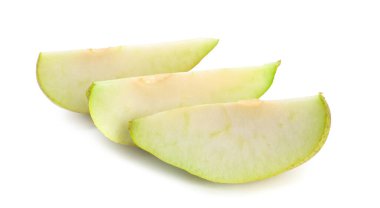 Beyaz zemin üzerinde taze kesilmiş armut