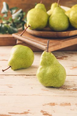 Taze olgun armutlar masada