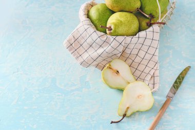 Taze armut ve bıçak dolu sepet.