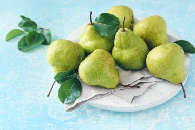 Taze olgun armutlar masada