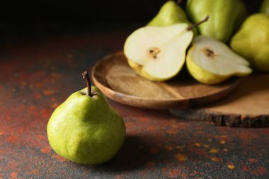 Taze olgun armutlar masada