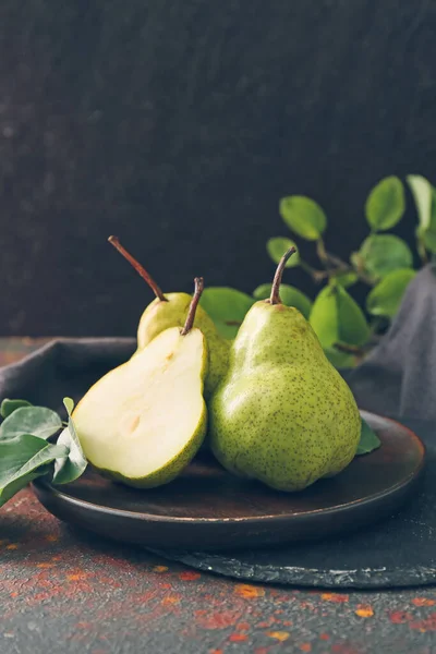 Plate Fresh Ripe Pears Table — Stock Photo, Image