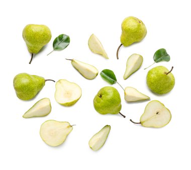 Beyaz zemin üzerinde taze olgun armutlar