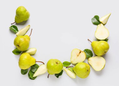 Taze taze armutlar ışık zemininde