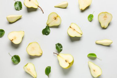 Işık arkaplanda taze kesilmiş armutlar