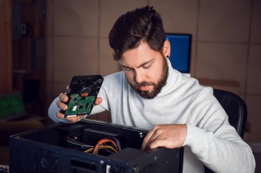 Servis merkezinde bilgisayar tamir eden teknisyen