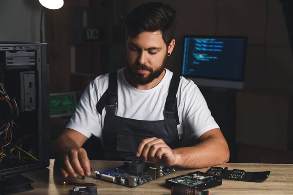 Técnico Reparação Computador Centro Serviço — Fotografia de Stock