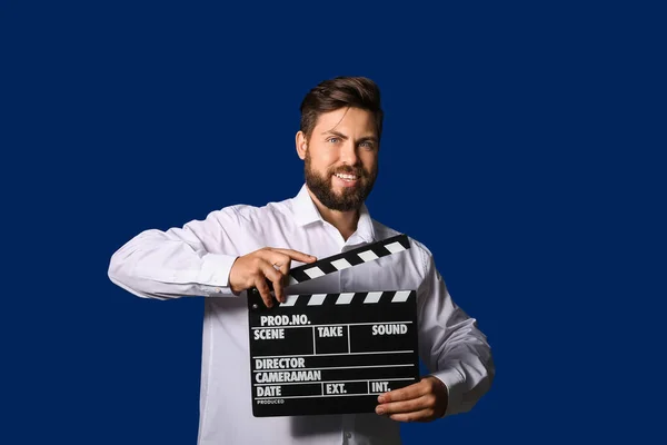 Man Met Film Clapper Kleur Achtergrond — Stockfoto