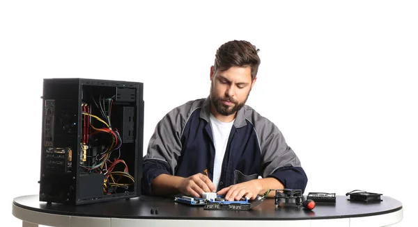 Técnico Reparação Computador Fundo Branco — Fotografia de Stock