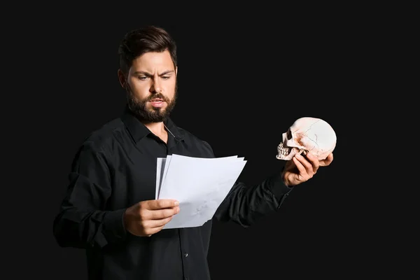 Male Actor Human Skull Dark Background — Stock Photo, Image