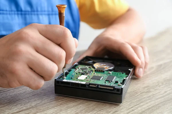 Técnico Reparação Computador Centro Serviço Close — Fotografia de Stock