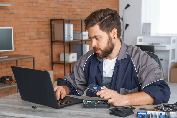 Servis Merkezinde Bilgisayar Tamir Eden Teknisyen — Stok fotoğraf