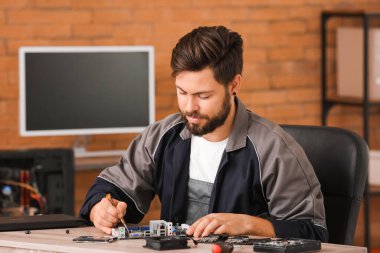 Servis merkezinde bilgisayar tamir eden teknisyen