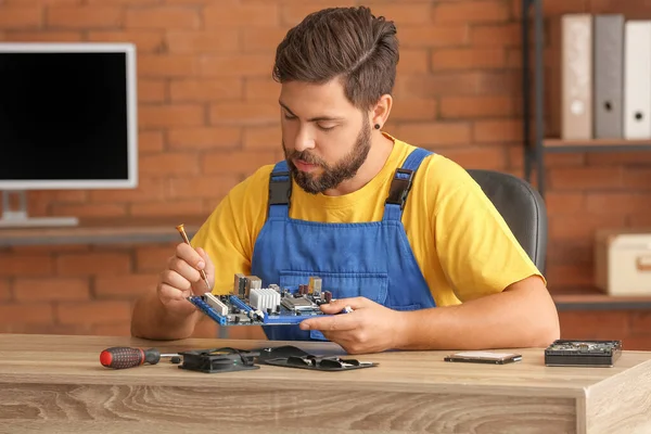 Technician Repairing Computer Service Center — Stock Photo, Image