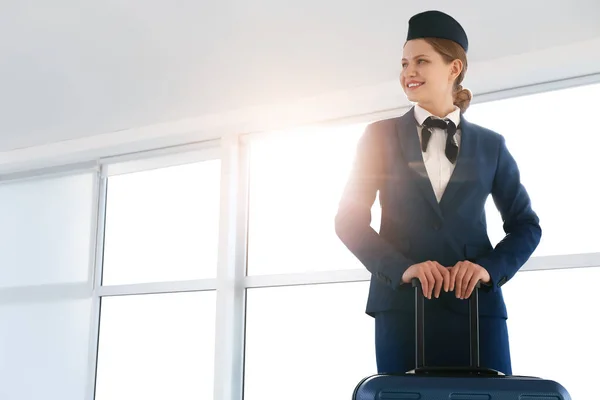 Joven Azafata Con Equipaje Aeropuerto — Foto de Stock