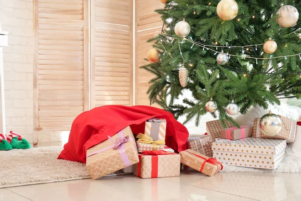 Kersttas Met Kerstcadeaus Woonkamer — Stockfoto